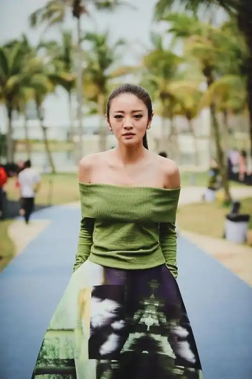 上身只挡住一半更好看,安以轩这造型清凉还保守,感觉并不低俗