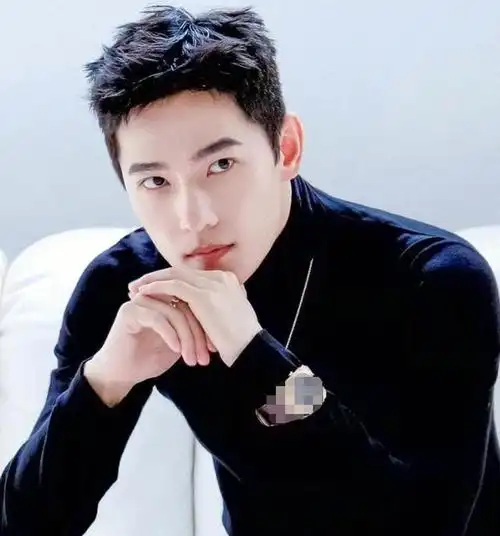 31岁杨洋现身活动,穿西装短裤身高被指不足180,网友:小学生