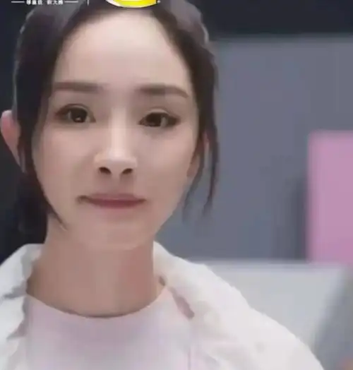 杨幂新片滤镜开过头五官模糊还瘪嘴鼻孔越来越抢眼