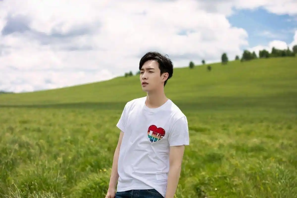 张艺兴|草原帅气写真   #动态创作月##全民征文