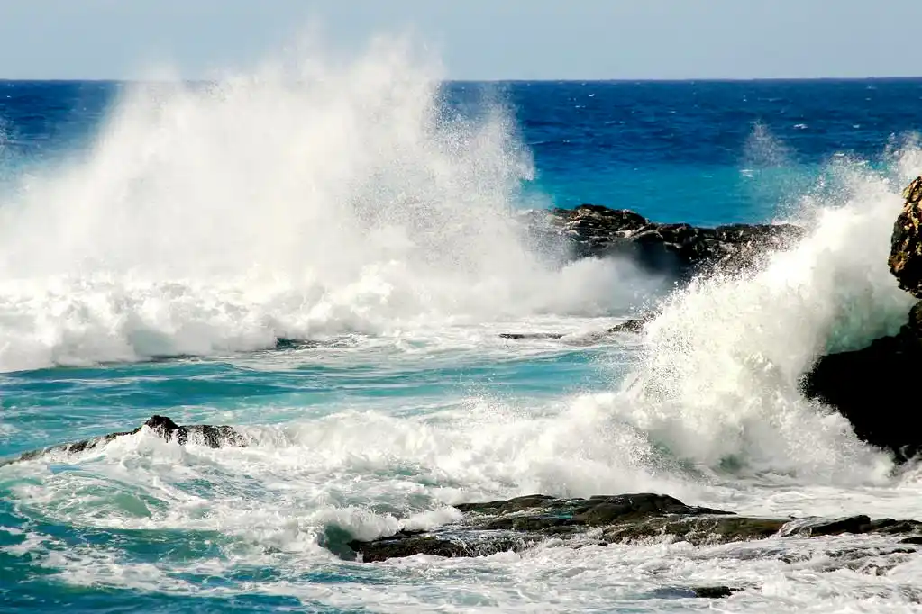 波涛汹涌的大海,在晴朗的一天