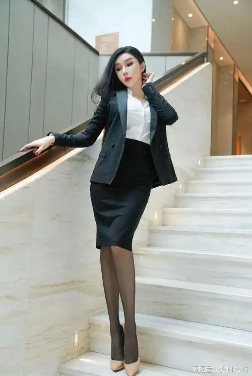 都是长腿美女,职业装的穿搭,ol的气质,一黑一白哪个更好看呢|套裙