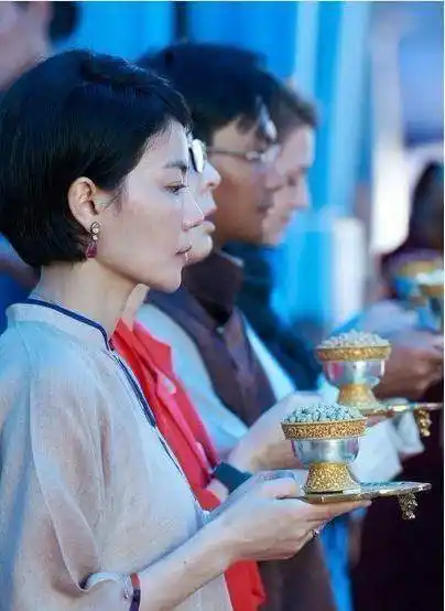 原创王菲北京豪宅曝光阳台放2米高佛像放金光两套房子总价上亿