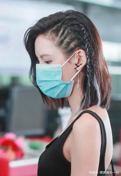 张予曦现身机场,脏辫造型搭配工装裤,今天是超飒小姐姐