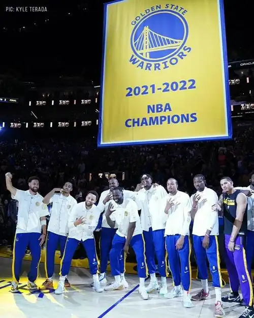 勇士总冠军戒指颁发全家福