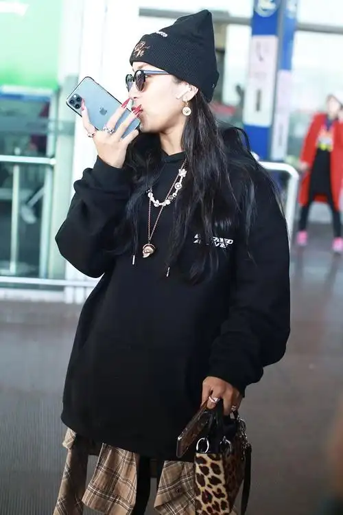 吉克隽逸街拍:卫衣搭配格纹衬衫裙 豹纹ladydior街头范儿