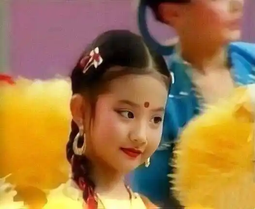 刘亦菲的古典美小脸与小时候婴儿胖脸相差甚远化了妆更加精致