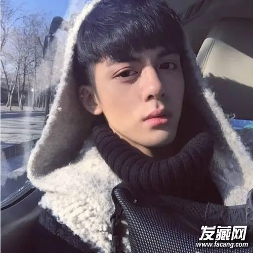 发型网 男生发型 韩式男发型 > 17岁小鲜肉曾舜晞发型 超短的齐刘海