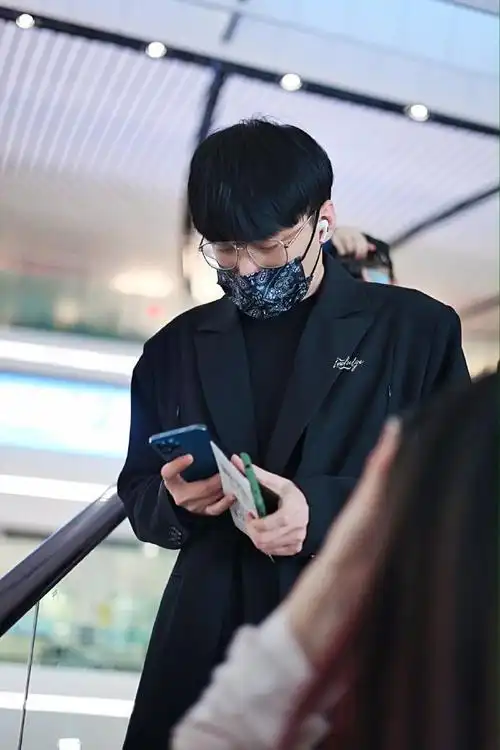 何九华超话7515#何九华不负韶华#210517 pkx出发终于看见这身西装