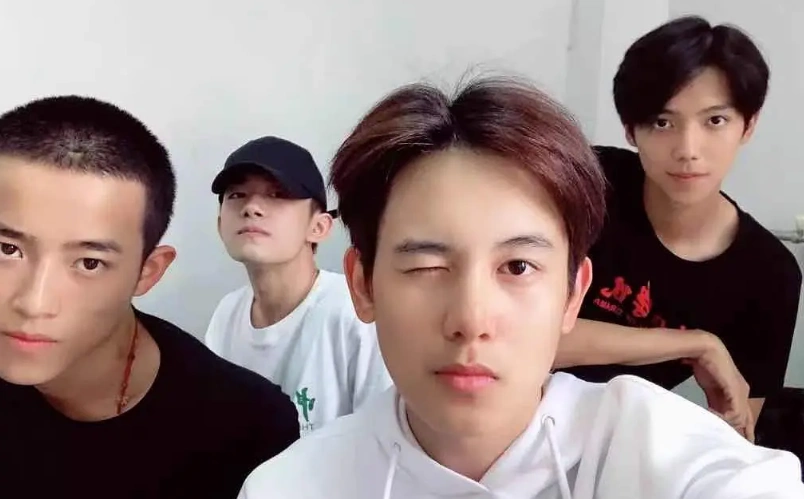 除了前面提到的易烊千玺,胡先煦和罗一舟,这个宿舍的地四个人是周政杰