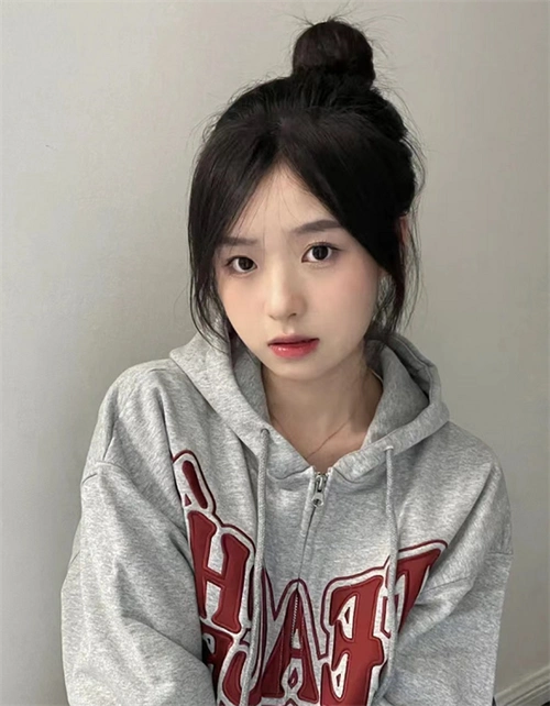 八字刘海非常修饰方脸圆脸的脸型,这一刘海可以遮住高颧骨以及明显的