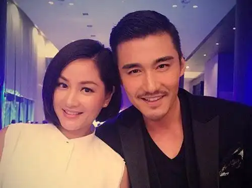 才做了模特,对,模特,他是1米89的身高,跟刘翔一样高,比吴亦凡高