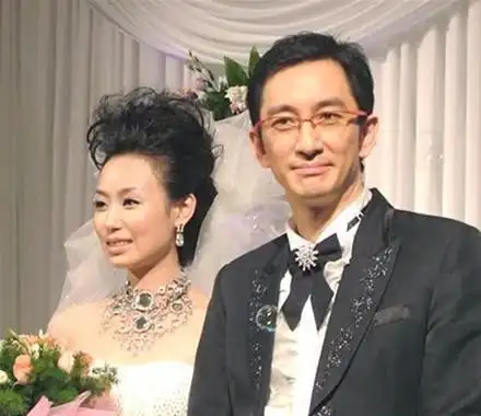 图吴启华老婆石洋子曝光吴启华石洋子举行荧屏婚礼