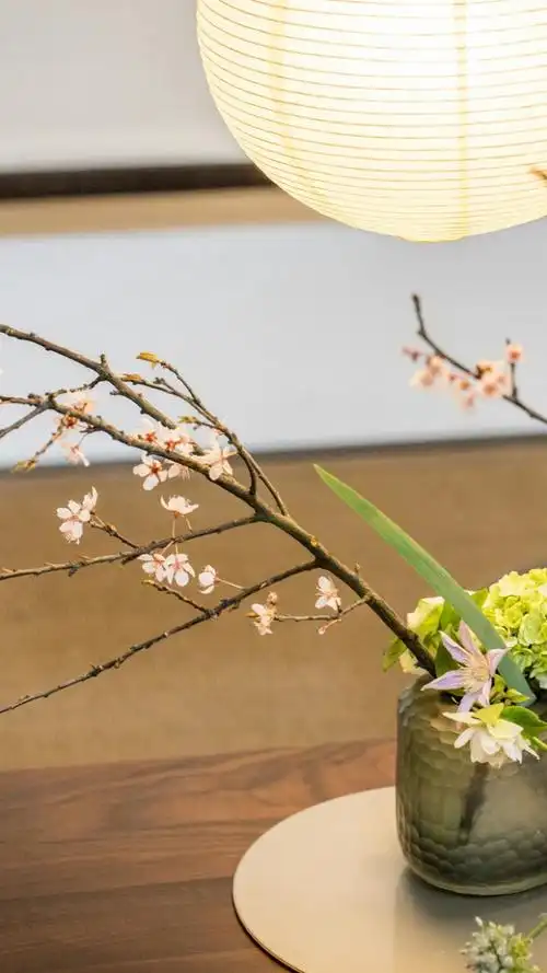 斜插一枝,淡雅古韵,耐人寻味.