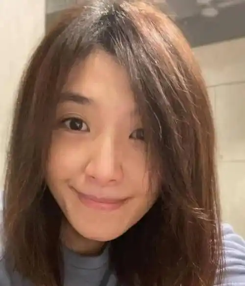 苏慧伦过去曾晒出多张全素颜照片,某次发文表示,平常只要带妆都会提醒