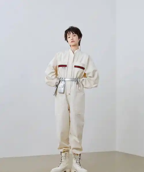 20岁李庚希现身,穿紧身裤短靴凹出大长腿,配呢子外