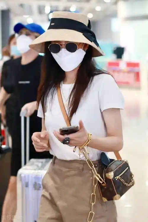 街拍:张静初穿纯色t恤时尚甜美_机场_张静初_纯色