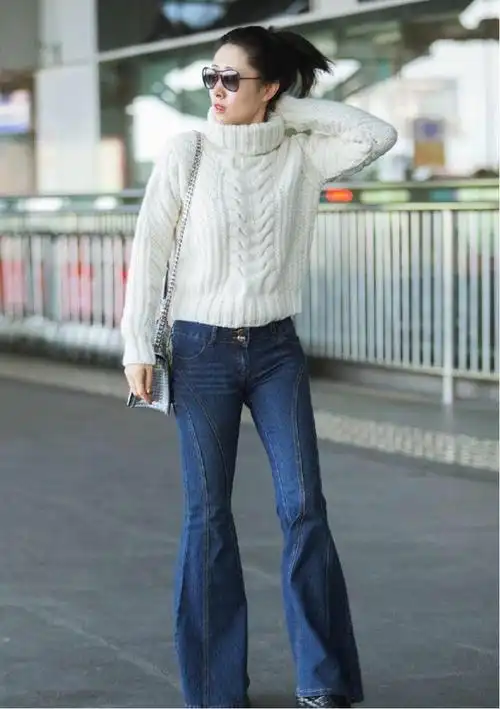 刘敏涛带火了这条"牛仔马蹄裤",百搭显腿长,中年女人穿也时髦