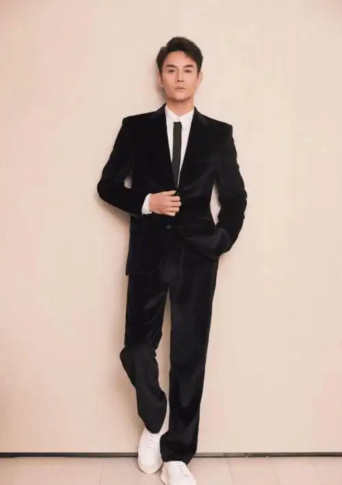 孙俪又穿火了"黑西服",内搭白衬衫利落干练_西装