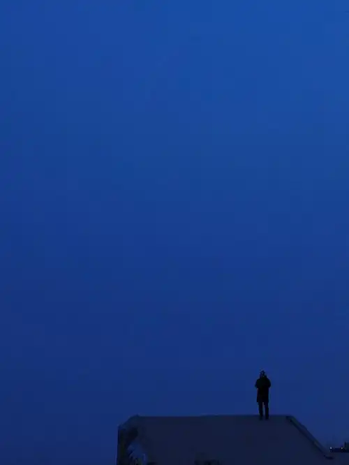 夜空总有最大密度的蓝色