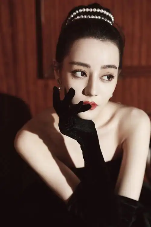 228迪丽热巴微博之夜的第二套造型一袭黑色丝质露肩礼服致敬赫本的