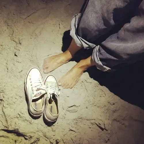 徐静蕾光脚踩在沙滩上 标签: 徐静蕾