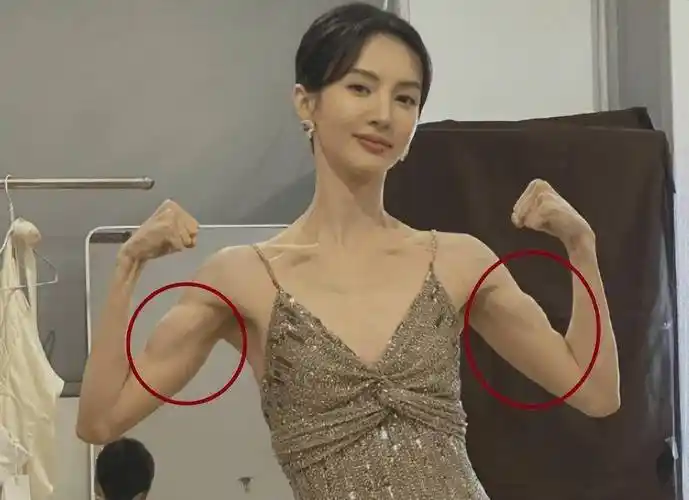 时尚时尚的脸,身材却是干瘪五五分,瞬间拉低了档次_金晨_何晴_鞠婧祎