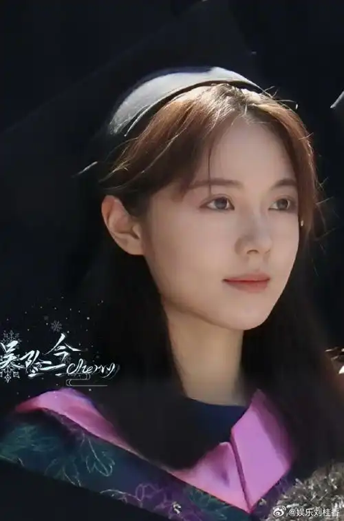 赵今麦学士服毕业照##赵今麦毕业大合照