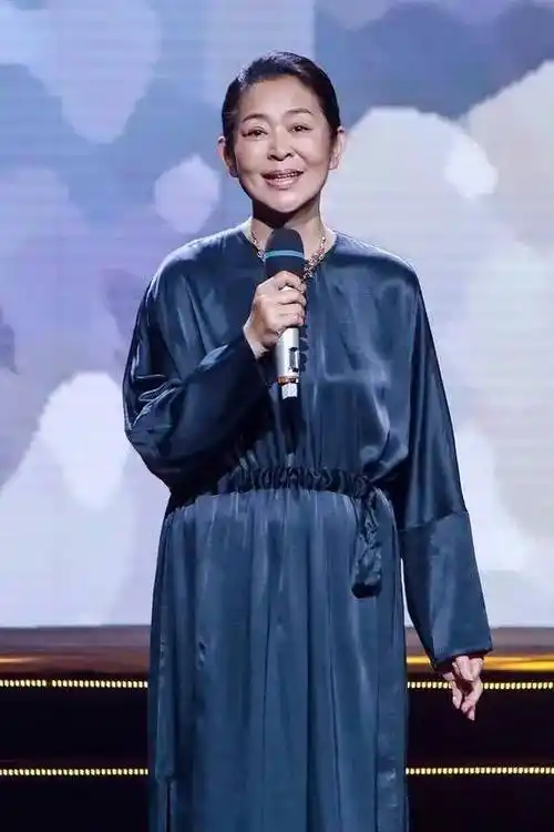 原创60岁倪萍一点不显老,身穿白色外套搭配牛仔裤走机场,时髦又减龄