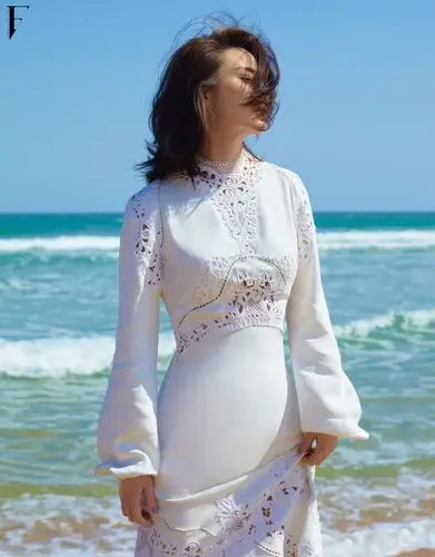 蒋勤勤海边大片释出 亦柔亦飒散发女性魅力