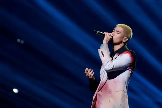 歌手@米卡mika身着@alexandermcqueen2023早秋系列精裁西装登陆无锡