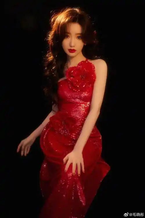 毛晓彤烈焰红衣写真美爆了!