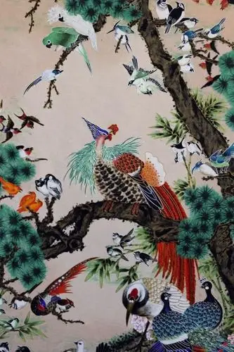 此外,在玄关处挂百鸟朝凤画也可以给家庭带来富贵和平安.