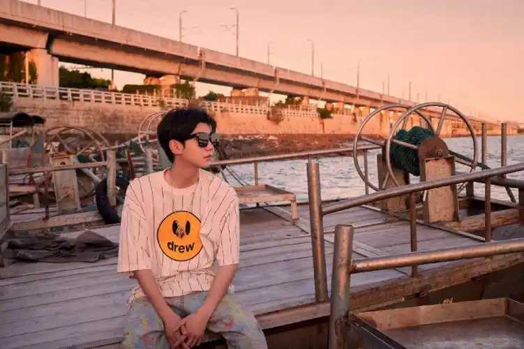 王源天亮一起追太阳头像壁纸