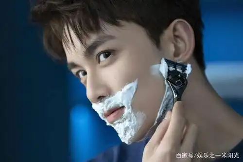 吴磊现场表演边走边刮胡子,网友:这个即兴表演可以打满分了