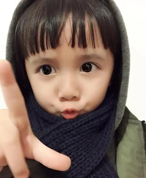 "大眼萌娃"走红,看到她微笑的瞬间,网友:我等你长大!|大眼|小女孩|微