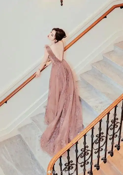 古力娜扎薄纱轻盈优雅红毯穿搭