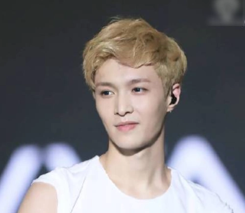 张艺兴金发侧颜上热搜这颜值确定没有看错但我更喜欢黑发顺毛