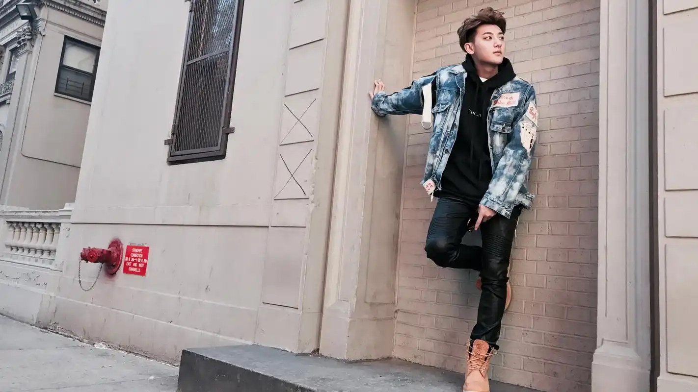 黄子韬巴黎街拍帅气写真图片壁纸