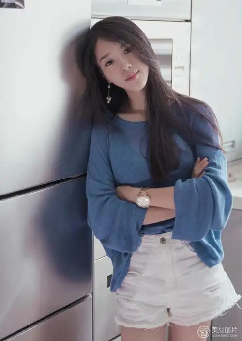 长发气质美女悠闲居家生活照-美女大全-59pic美女图片网