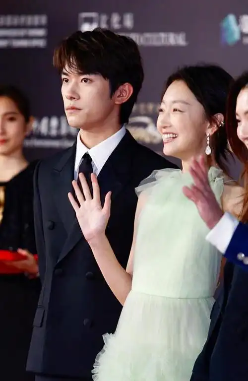 周冬雨居然和易烊千玺很般配?站在一起毫无年龄差别