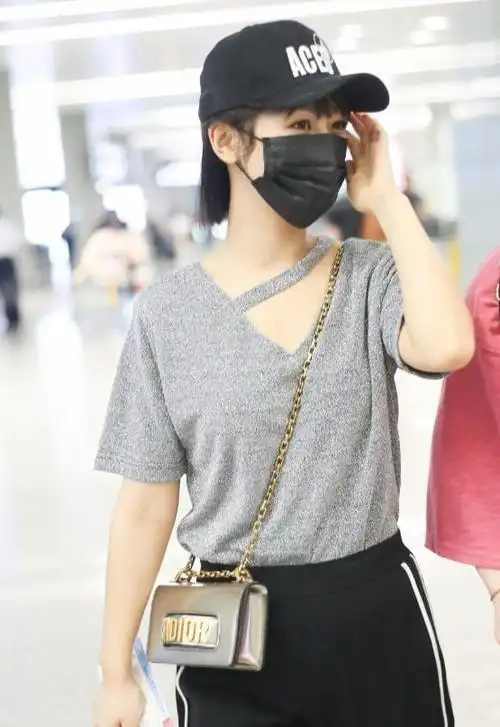 杨紫终于明白简约即高级,穿t恤 运动裤就出门,剪了短发显气质