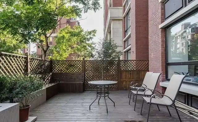 不羡慕别墅有大庭院,我家住一楼也有个小院子,搭玻璃棚晒晒太阳