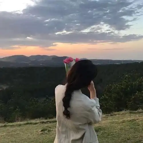 3,如果觉得单纯拍背影太乏味,可以在手里拿上一束花,文艺小清新范一下