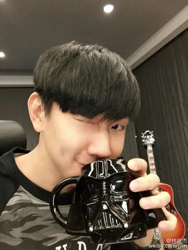 我头发太硬又短怎么理林俊杰的发型,怎么和理发师说,没照片