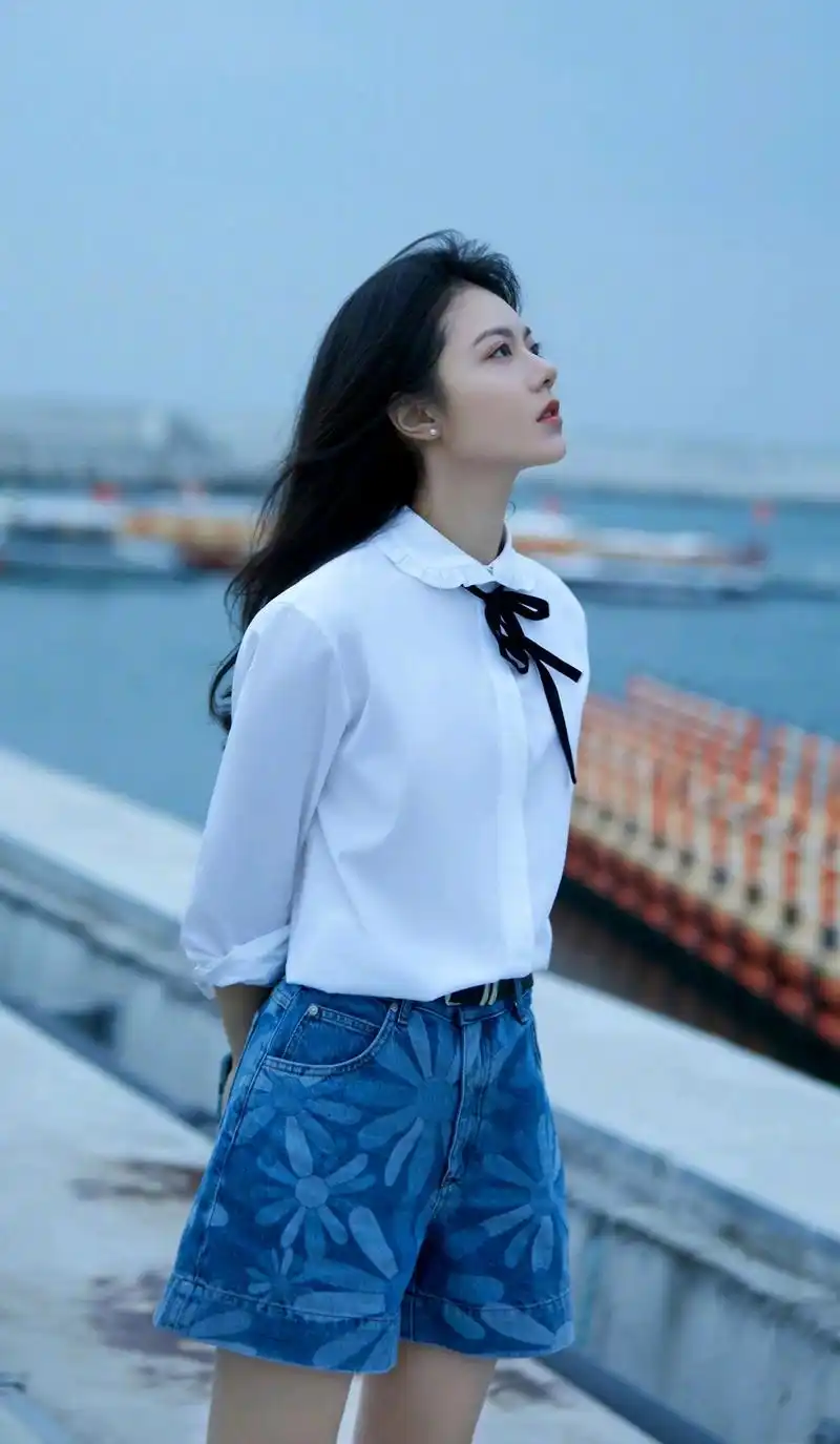 出众的00后女孩赵今麦,一组漂亮又性感的写真,太美了