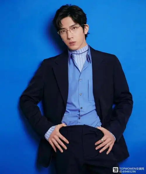 男星也性感井柏然穿露肩墨绿色衬衫展现慵懒撩人禁欲气质