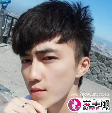 现在初中男学生留什么头发好看啊?发个图片还有发型名称啊?