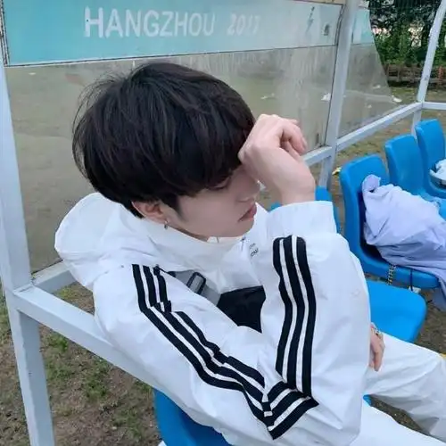 小鲜肉帅哥00后打耳洞的帅哥小鲜肉图片