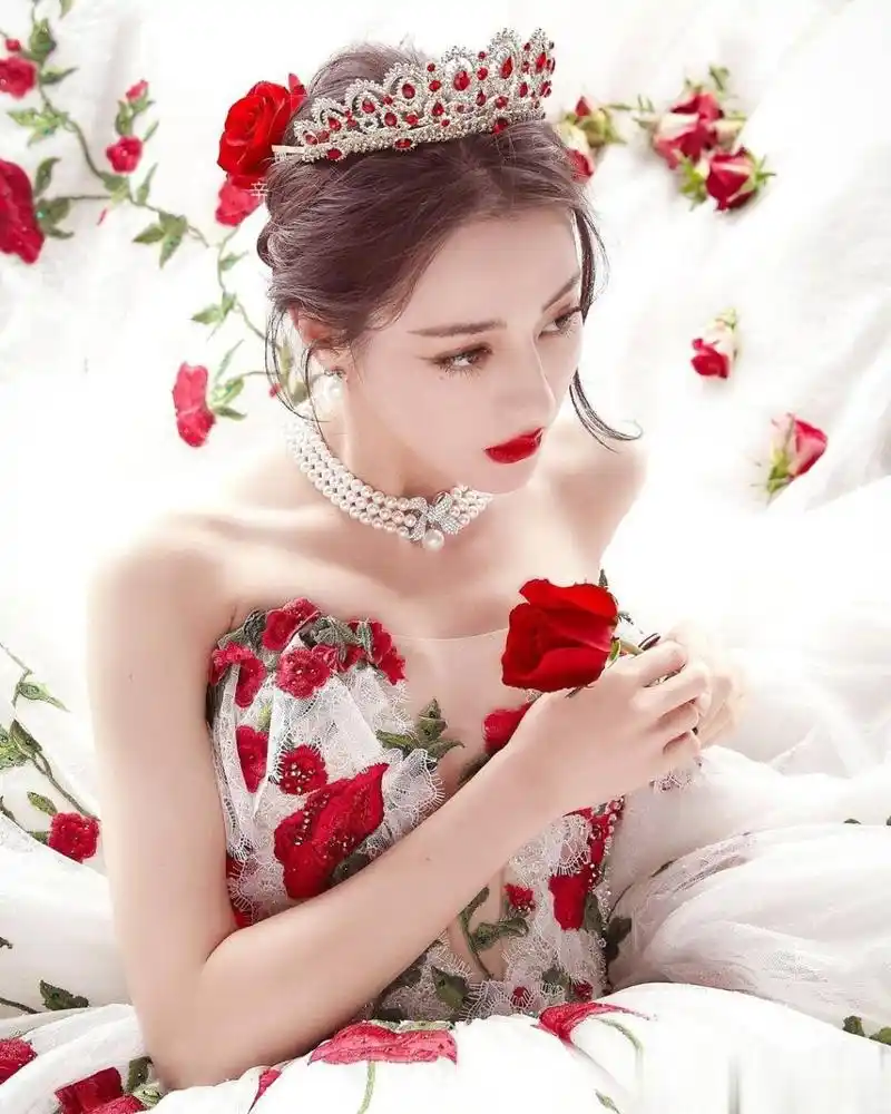 迪丽热巴# 玫瑰刺绣抹胸拖尾白纱裙,宛如童话中的花仙子公主,璀璨